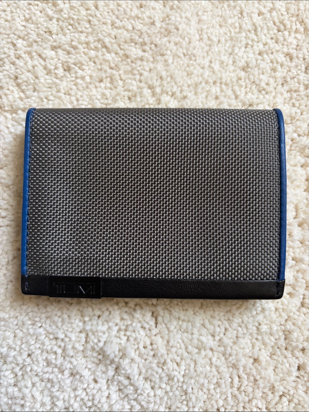 Men’s Tumi GreyTextured Bifold Card Holder with Blue Trim
